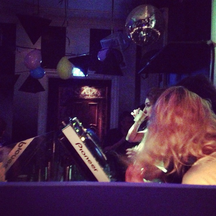 Zeke Tastas,  Julia Frändfors, Spy Bar, Quetzala Blanco,  Vita Baren,  Maja Asperö Lind,  Spektakel